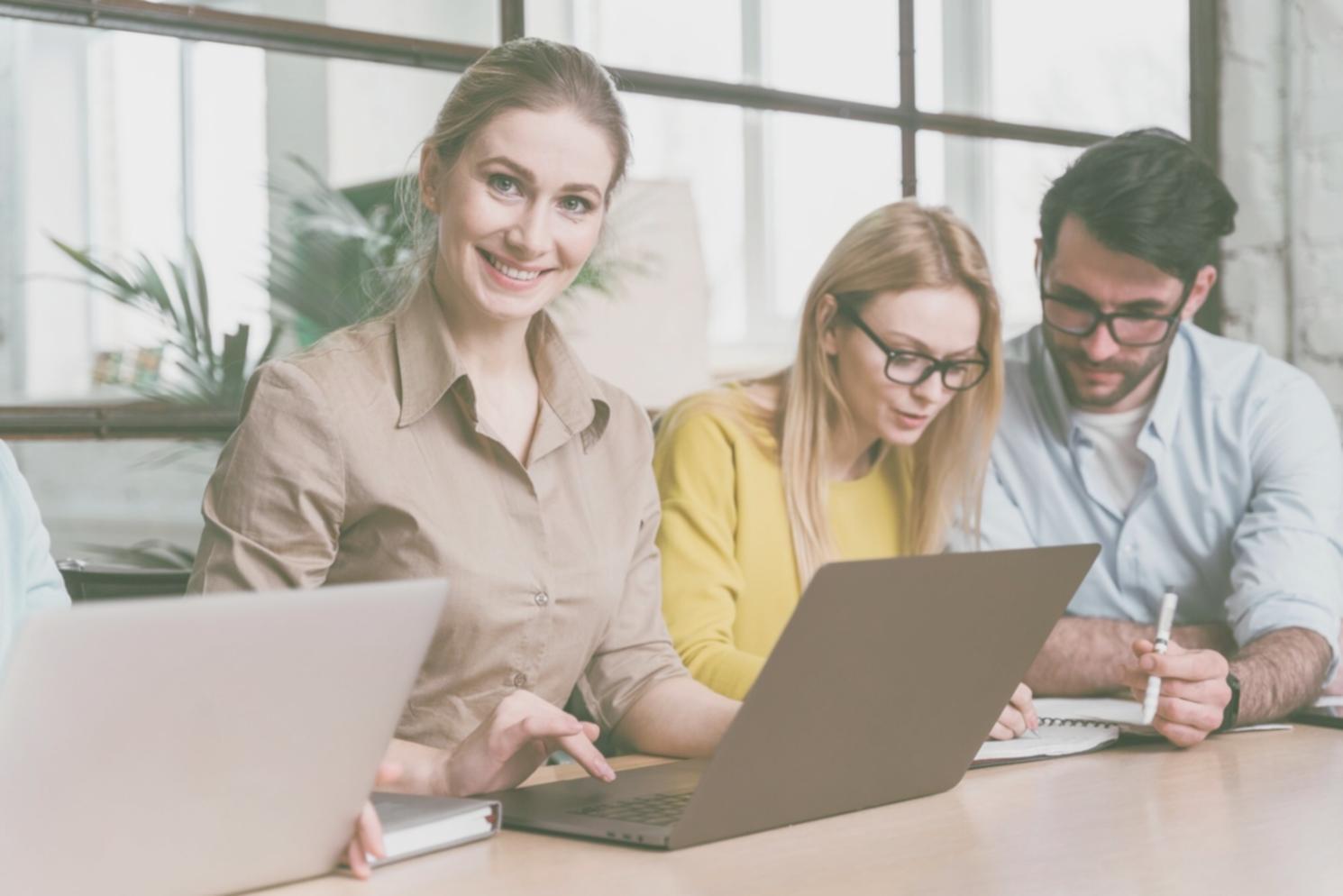 Person in Reflexion über Lebensrichtung